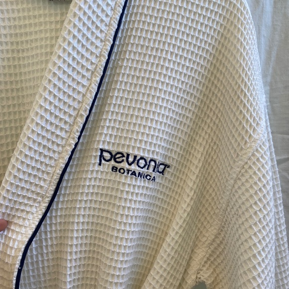Luxury Waffle Bathrobe - Pevonia Exclusive Bathrobe - Picture 4 of 4